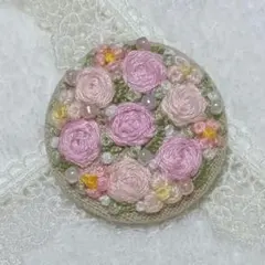刺繍ブローチ　ハンドメイド　くるみボタン　ばら　小花　ビーズ