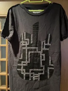 ギタープリントスタッズ付き黒Tシャツ