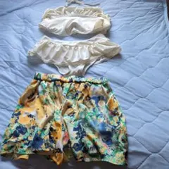 フリル付きビキニと花柄ショートパンツセットのサムネイル
