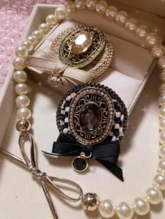 ヴィンテージ風ブローチ/レトロ/リボン/ブラック/大きめアクセ