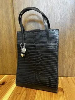 クロコダイル調の型押しハンドバッグ