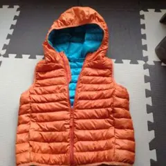 ユニクロ　UNIQLO　ダウンベスト　フード付（取り外し不可）120 オレンジ
