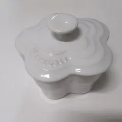 LE CREUSET フラワー型 蓋付きボウル ホワイトのサムネイル