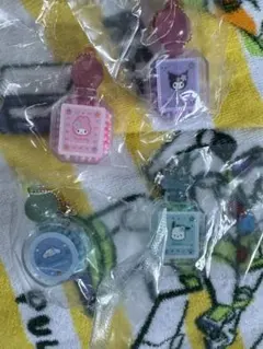 サンリオ ボトル型キラキラキーチェーン