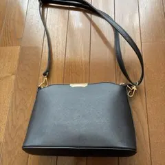 黒の合成皮革ショルダーバッグ