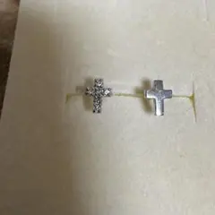 【美品】18K WG クロス型ピアス（ストーン付き）
