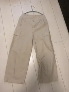 ユニクロ バレルカーゴパンツ　ベージュのサムネイル
