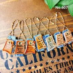 607♡革タグ　チャーム　アンティーク　アンティークゴールド　ボールチェーン付き