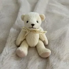 クリーム色のクマぬいぐるみ