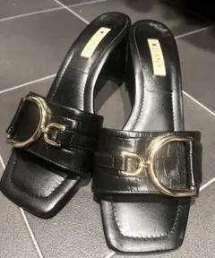 DIANA ブラックサンダル ゴールドバックル