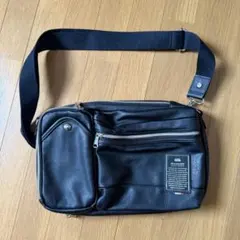 MADDEN ブラック ボディバッグ