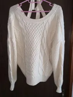 アイボリー ケーブルニット オフショルダーセーター