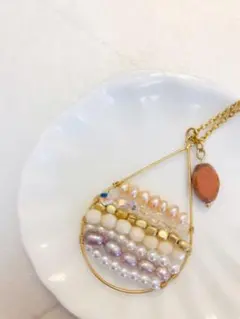 ★ハンドメイド作品★パールやビーズをたくさん使った、しずく型のロングネックレス②