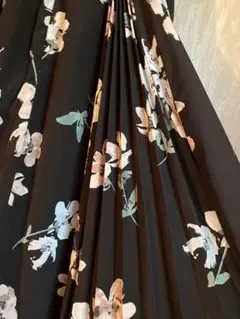 【UNITED ARROWS】花柄 フレア プリーツ スカート ひざ丈 ブラックのサムネイル