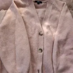 ユニクロ　ピンクのボタン付きカーディガン