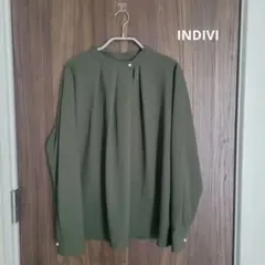 【INDIVI】 タックデザイン　バンドカラーブラウス　カーキ　M