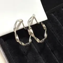 シルバー ツイストデザイン フープイヤリング