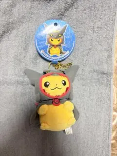 黒いレックウザポンチョを着たピカチュウぬいぐるみ