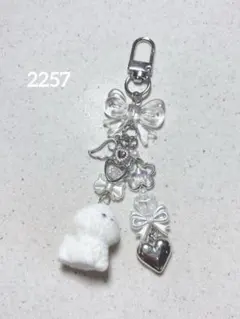 ビーズキーホルダー クリア 透明 シルバー 犬 韓国 y2k コレクトブック