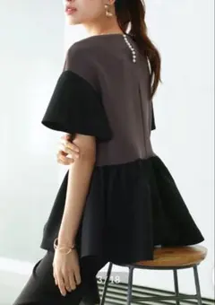 最終価格！ホワイトジョーラ❤︎バックパールボタンつやポンチトップス⭐︎超美品！のサムネイル