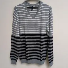 グレーと黒のボーダー Vネックニット Mのサムネイル