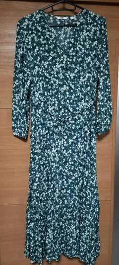 UNIQLOプリントVネックフレアワンピースL