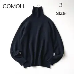 4839【美品】コモリ　ラムズウール　タートルネックニット　ネイビー　L