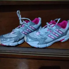 adidas シルバー/ピンク スニーカー