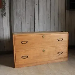 古く味のある木製の引き出し2段　チェスト　桐箪笥　タンス　古家具　古民家