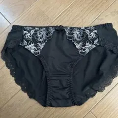 Triumph 黒 レースショーツ Mサイズ