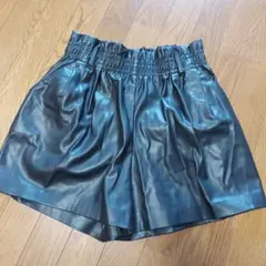 ZARA フェイクレザーショートパンツ