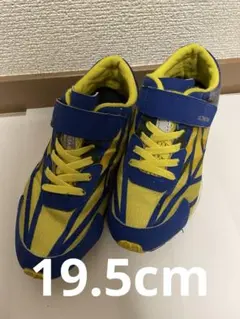 青と黄色のストライプスニーカー