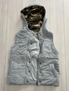 中綿ベスト　グレー　フード内側迷彩柄