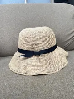 ベージュの麦わら帽子 ネイビーリボン付き