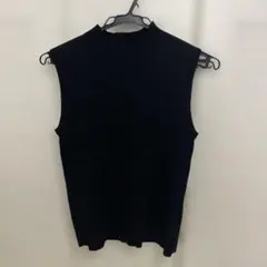ブラックノースリーブニット