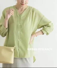 美品◎URBAN RESEARCH ウォッシャブルエアリーVネックシャツ　リーフのサムネイル