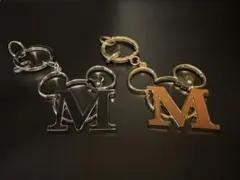 ミッキーマウス耳付きM字型イニシャルキーホルダー2色セット（黒・赤）