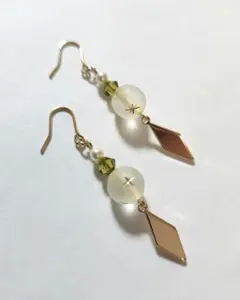 【236】コスモビーズピアス(ホワイト、ひし形)