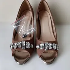 Menue ビジュー付き オープントゥ パンプス ブラウンのサムネイル