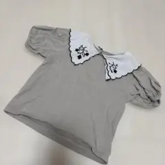 グレーTシャツ 白い襟 黒い刺繍