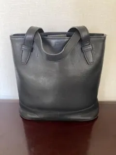 黒いレザートートバッグ