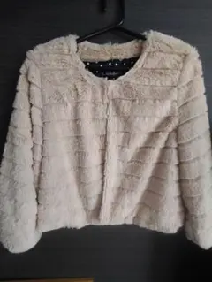 淡いベージュのファーボレロ