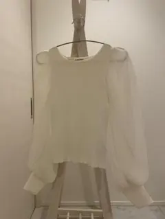 ホワイト バルーンスリーブ ニットトップス