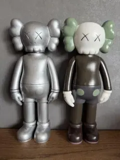 2026年最新】kaws フィギュアの人気アイテム - メルカリ