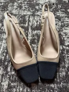 ベージュと黒のスリングバックパンプス