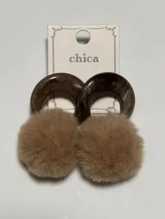 新品未使用chica ブラウン ポンポンピアス