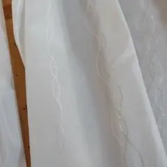 波状のキラキラ刺繍が施されたホワイトポリエステル生地、１５０cm×５０cm