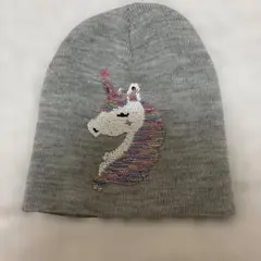 ユニコーン刺繍のグレーのニット帽