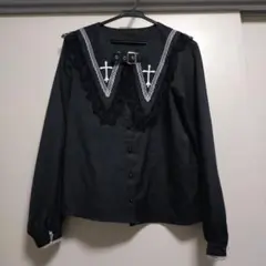 黒い十字架刺繍付き長袖シャツ