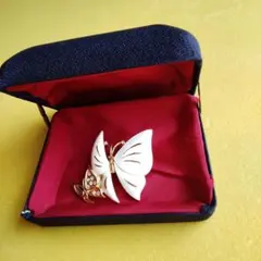 蝶の形状の金色ブローチ　期間限定価格‼️